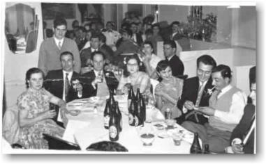 The president Ioannis Vasiliou with Vasilios Bekyros and others in the Delfic Club of Melbourne